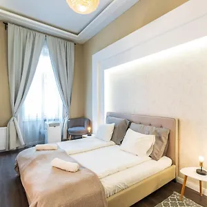spacious-luxury-apartment-at-the-heart-of-budapest.inbudapesthotels.com/